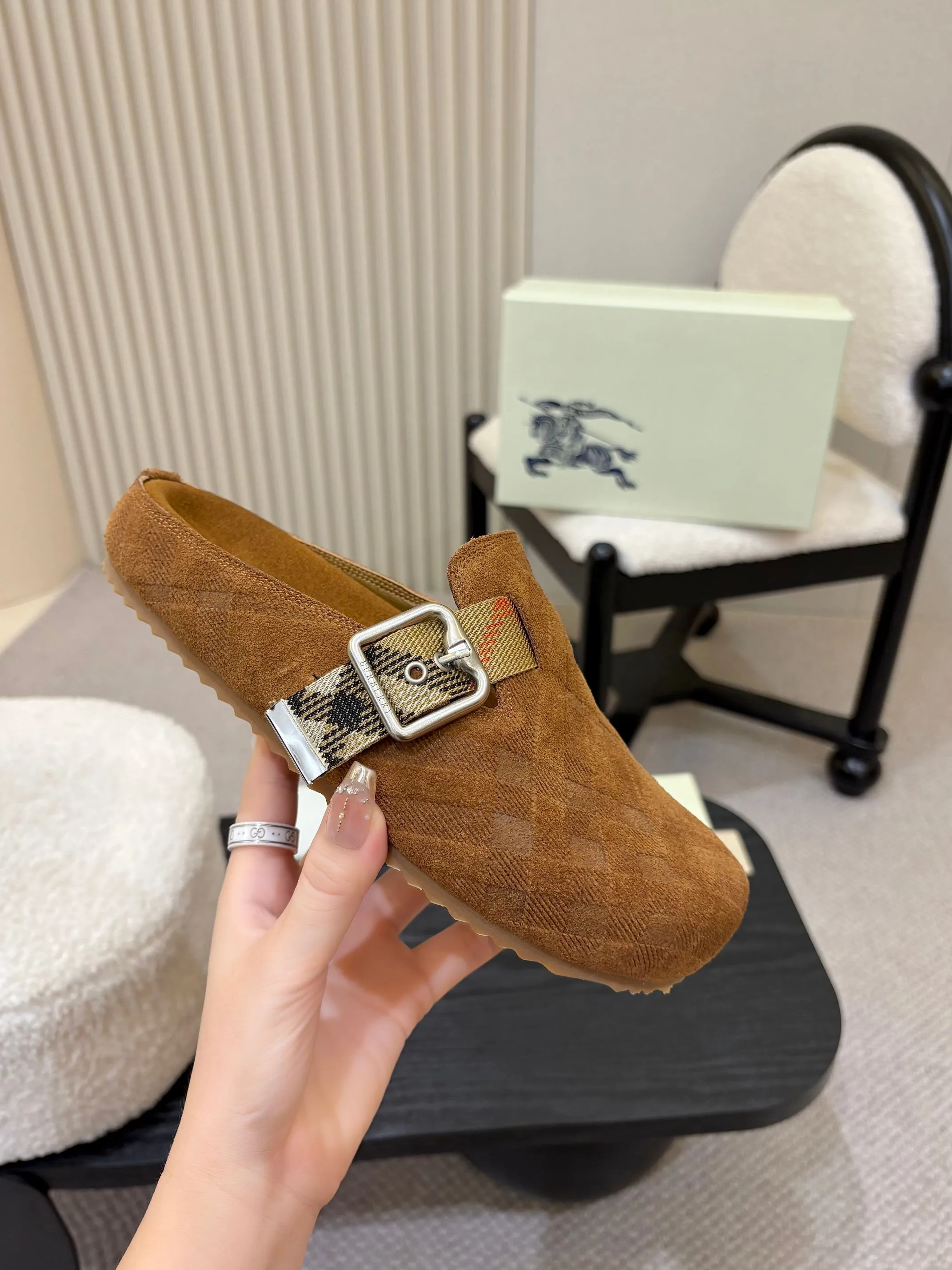 Men's Men's Shoes💰580 Burberry2025's hot-selling Birkenstock slippers are released, made of soft suede fabric and refined in Italian workshops. Featuring an embossed plaid pattern and an embossed sole embellished with the archive brand's logo. Features an adjustable B-shaped buckle strap and is embellished with the signature sand-colored Burberry check in jacquard worsted.   ✅Fabric: suede ✅Lining: silk cowhide ✅Outsole: TPU ✅Color: black, brown, pink, apricot 4 colors available ✅Code number: 35-45 for men and women (35, 45 customized)